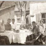 Gezin, 1930 Mensen in de tuin aan tafel in de zomer