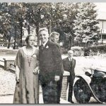 Lydia en Bart, 1932 Bruidspaar (niet in trouwkleding) en een antieke auto