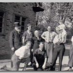Gezin, 1935 Groep mensen in de tuin naast een huis