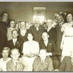 Huwelijk Dick en Tine, 1936 Groep mensen in een kamer