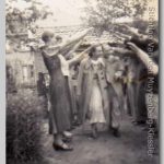Theo en Jooke, 1938 De genodigden maken een erehaag voor het bruidspaar