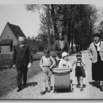 Gezin Erwin, 1939 Familie wandelend met een kinderwagen