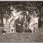 Gezin van Lydia, 1940 Groep mensen zittend in een tuin
