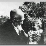 Leendert Willem en Olga, 1947 Heer met klein kind op de arm