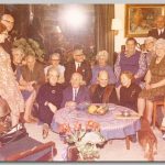 Hele familie, 1981 Mensen in een huiskamer zittend op stoelen en op de grond