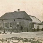 Boerderij meet groot deel en strodak