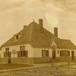 Vierkant wit huis met puntdak