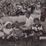 Volwassenen en kinderen zittend in het gras