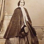 Hannah Lydia Kiessler-Spooner, 1860 Dame met breed uitstaande jurk en cape