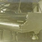 Open staande vleugel naast de openhaard