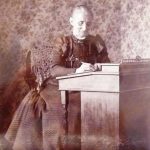 Hannah Lydia Kiessler-Spooner, 1905 Dame op leeftijd aan een bureautje