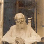 Erwin Woldemar Botho Kiessler, 1912 Oudere man op een stoel bij de deur
