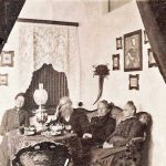 Familie van Olga, 1903 4 mensen in een hoek van de kamer aan de thee