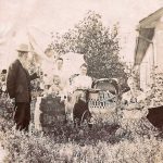 Familie van Olga, 1903 Mensen in een tuin met de kinderwagen