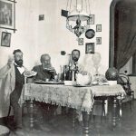 Bij Erwin Woldemar Botho, 1903 Drie mannen aan tafel met veel flessen er op