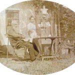 Erwin Woldemar Botho, 1913 Heer zittend in de stoel buiten met dame er achter