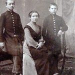 Kinderen van Jane, 1900 Drie jongeren bij de fotograaf