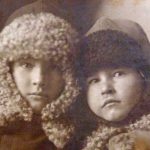 Igor en Wowa Kamerist, 1924 Twee kinderen met dikke met bont gevoerde mutsen