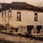 Het huis van Wolodja, 1932 Wit huis met 3 etages aan onverharde weg