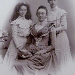 Gezin Hundius, 1899 Portret van 3 vrouwen