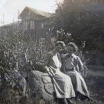 Margaretha en Pauline Hundius Twee dames zittend op een steen in een tuin