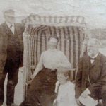 Vakantie aan de Oostzee (?) 4 mensen op het strand