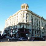 nieuw uitziend zelfde gebouw als op de vorige foto met autos er voor