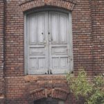 Włocławek - Zoutmolen Oude grijze deur in roodbakstenen muur