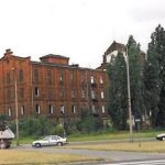 Włocławek - Zoutmolen oudgebouw, zonder ramen en 2 oudere autos er voor