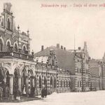 Aleksandrów - Station - voorkant Voorkant van het station met zuilen bij de ingang