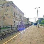 Aleksandrów - Station - spoorkant (2015) Vervallen gebouw met groot perron in het midden