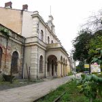 Aleksandrów - Station - voorkant (2015) Slecht bijgehouden gebouw met dezelfde zuilen