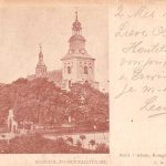 kerk half verstopt door grote bomen