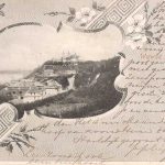 plaatje met medaillon omgeven met bloemen en foto van Plock