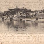 foto van dorp aan de rivier