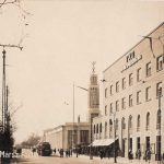 Vierkant soviet periode gebouw met lopende mensen