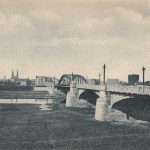 Grote bakstenen brug over bijna droogliggende rivier