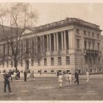 grootgebouw met rondezuilen op de eerste verdieping