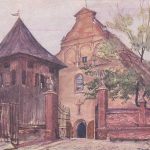 Geschilderd gebouw met houten toren er voor