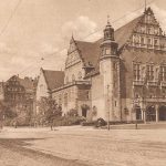 Groot gebouw met verschillende puntdaken en torentjes