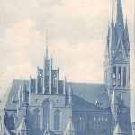 Grote kerk met veel kleine torentjes