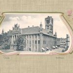 Raadhuis in versiert kader met nenufars en libellulen