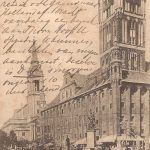 grootgebouw met een grote toren 5 etages en