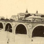 Warszawa - Arkady Ziazdu brug over straten heen met het koninklijk paleis op de achtergrond