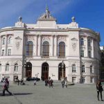Warszawa - Hogeschool (2015) herbouwd gebouw in dezelfde stijl als voorheen