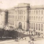 Warszawa - Hoofdpostkantoor (1930) groot gebouw aan plein met veel mensen er voor