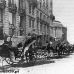 Wachtende paard en wagens voor het Bristol hotel