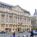 Warszawa - Hotel Polonia (2015) groot gebouw en straat met veel vervoer er voor