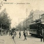 Aleje Jerozolimskie, 1912 Brede straat met tram op de voorgrond, bomen en mensen die oversteken