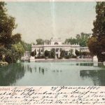 Warszawa - Łaźienkipaleis (1900) Meer met bomen er langs en groot wit gebouw